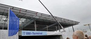 Großer Andrang beim BBI-Richtfest in Schönefeld