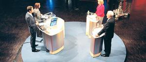 Gut vorbereitet. Im TV-Duell trafen CDU-Ministerpräsident Jürgen Rüttgers und SPD-Herausforderin Hannelore Kraft (beide rechts) aufeinander. ARD-Wahlmoderator Jörg Schönenborn und Gabi Ludwig vom WDR liefen sich dabei für den Wahlabend warm. Foto: WDR