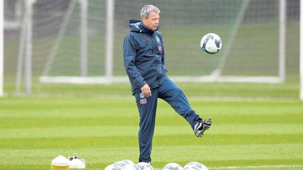 Gescheitert in Berlin. Bälle hochhalten konnte Lucien Favre schon als Kind so lange, bis er nicht mehr mitzählen konnte. Auch als Trainer von Hertha BSC feilte er an seinem Spiel und an dem der Mannschaft. Später dann verlor er sich allein auf dem Trainingsplatz.