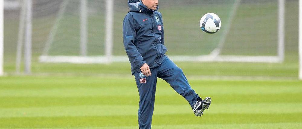 Gescheitert in Berlin. Bälle hochhalten konnte Lucien Favre schon als Kind so lange, bis er nicht mehr mitzählen konnte. Auch als Trainer von Hertha BSC feilte er an seinem Spiel und an dem der Mannschaft. Später dann verlor er sich allein auf dem Trainingsplatz.