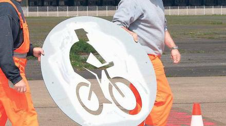 Die Besucher können kommen. Auf dem Tempelhofer Feld ist Platz für Radler und Griller.