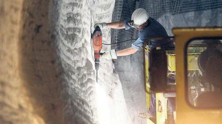 Kampf gegen das Salz. Im umstrittenen Endlagerbergwerk in Gorleben ist ein Arbeiter mit Instandhaltungsarbeiten beschäftigt. Die Regierung hat beantragt, die Erkundung wieder aufzunehmen, doch eine Genehmigung gibt es dafür derzeit noch nicht.