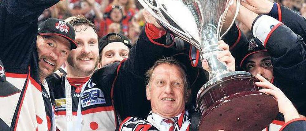 Hans Zach, 61, gewann als Spieler 1976 mit Deutschland die olympische Bronzemedaille, zudem wurde er drei Mal Deutscher Meister. Als Trainer betreute er unter anderem Köln, Düsseldorf und die Nationalmannschaft. Mit Düsseldorf wurde er dreimal Deutscher Meister. 17 Jahre nach dem letzten Triumph holte er mit Hannover nun wieder den Titel. 