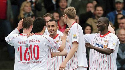 Unions Spieler bejubeln den Klassenerhalt.