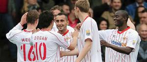 Unions Spieler bejubeln den Klassenerhalt.