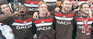 Nie mehr Zweite Liga. Die Spieler des FC St. Pauli feierten gemeinsam mit ihren Fans den Aufstieg.