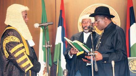 Der Neue. Der bisherige kommissarische Präsident Goodluck Jonathan wurde am Donnerstag als neuer Staatschef des bevölkerungsreichsten Landes des Kontinents vereidigt.