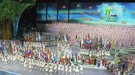 Expo-Start in Shanghai: Größer als das Himmelsspektakel zur Eröffnung der Olympischen Spiele vor zwei Jahren in Peking.