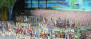 Expo-Start in Shanghai: Größer als das Himmelsspektakel zur Eröffnung der Olympischen Spiele vor zwei Jahren in Peking.