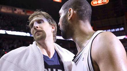 Enttäuschung pur. Dirk Nowitzki gratuliert Spurs-Superstar Tim Duncan zum Sieg.