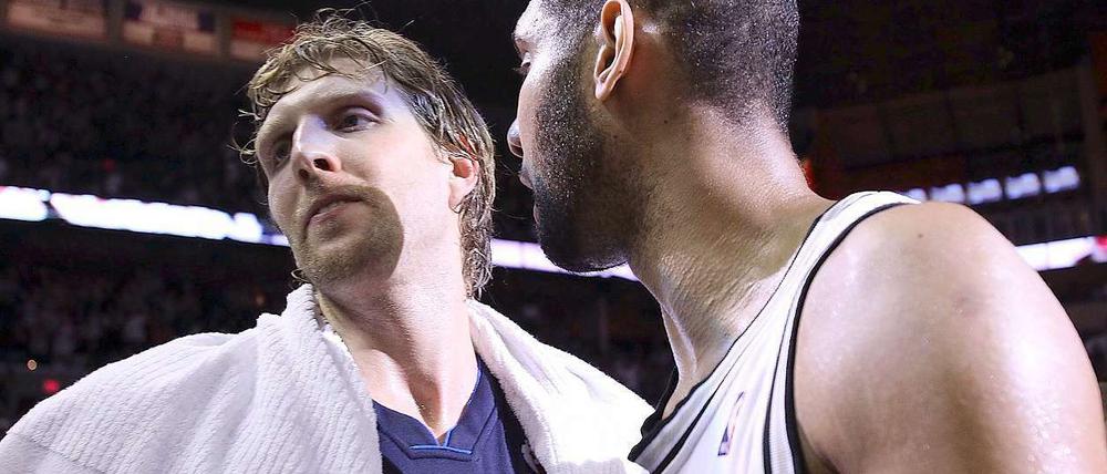 Enttäuschung pur. Dirk Nowitzki gratuliert Spurs-Superstar Tim Duncan zum Sieg.