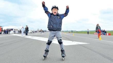 Angerollt. Sebastian, 9, hat sich die Skates vor Ort ausgeliehen. Eigentlich will er seinen Vater anfeuern – der nimmt nebenan am IGA-Lauf teil. Bald will Sebastian wiederkommen. Foto: Davids