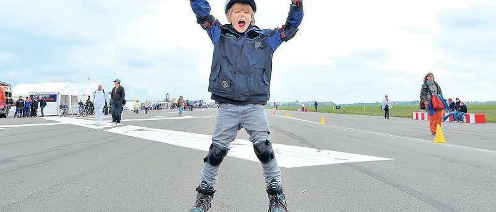Angerollt. Sebastian, 9, hat sich die Skates vor Ort ausgeliehen. Eigentlich will er seinen Vater anfeuern – der nimmt nebenan am IGA-Lauf teil. Bald will Sebastian wiederkommen. Foto: Davids