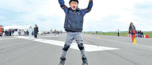 Angerollt. Sebastian, 9, hat sich die Skates vor Ort ausgeliehen. Eigentlich will er seinen Vater anfeuern – der nimmt nebenan am IGA-Lauf teil. Bald will Sebastian wiederkommen. Foto: Davids