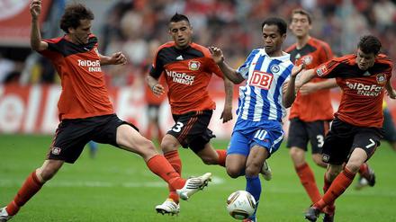 Alles umsonst. Raffael setzt sich gegen halb Leverkusen zur Wehr.