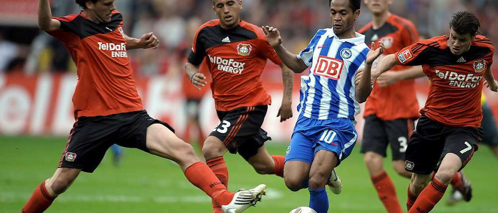 Alles umsonst. Raffael setzt sich gegen halb Leverkusen zur Wehr.