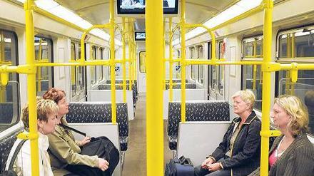 Platz da. Der einzige Zug auf der U 55 ist meistens nur spärlich besetzt. Dabei lohnt sich die Fahrt mit der Mini-Bahn – vor allem für Architekturfans. Denn die Stationen gehören zu den attraktivsten im ganzen U-Bahnnetz. Fotos: Uwe Steinert