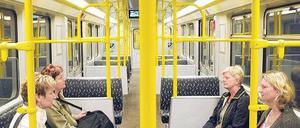 Platz da. Der einzige Zug auf der U 55 ist meistens nur spärlich besetzt. Dabei lohnt sich die Fahrt mit der Mini-Bahn – vor allem für Architekturfans. Denn die Stationen gehören zu den attraktivsten im ganzen U-Bahnnetz. Fotos: Uwe Steinert