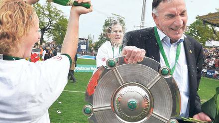 Schröders Sektdusche. Turbine Potsdams Spielerinnen feiern den Titel mit ihrem Trainer auf besondere Art. Foto: dpa