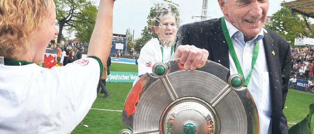 Schröders Sektdusche. Turbine Potsdams Spielerinnen feiern den Titel mit ihrem Trainer auf besondere Art. Foto: dpa