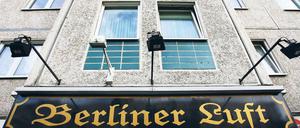 Vorbild für Katja Oskamps titelgebende Kneipe? Die in einem Plattenbau in Berlin-Hellersdorf gelegene „Berliner Luft“.