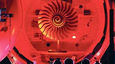 Festlich beleuchtet. Bei der Eröffnung des Rolls-Royce-Zentrums durften die Besucher auch Einblick in das Innere einer Vakuumkammer für Triebwerktests nehmen. 