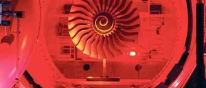 Festlich beleuchtet. Bei der Eröffnung des Rolls-Royce-Zentrums durften die Besucher auch Einblick in das Innere einer Vakuumkammer für Triebwerktests nehmen. 