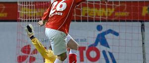 Nils Petersen trifft zum 1:0 für Cottbus.