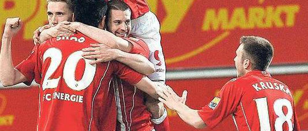 Turmbau zu Cottbus. Die Spieler des FC Energie bejubeln den ersten Treffer gegen Union. Sie durften sich anschließend noch über drei weitere Tore freuen. Foto: dpa