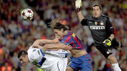 Kampf und Krampf: Inters Lucio (l.) versucht mit allen Mitteln, Zlatan Ibrahimovic zu stoppen. Torwart Julio Cesar unterstützt ihn dabei, so gut er kann.