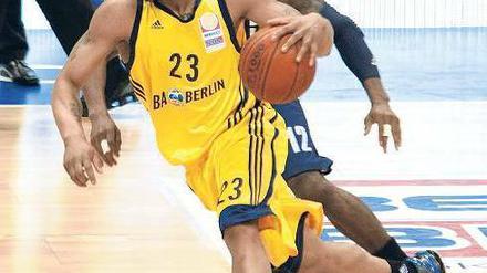 Einen Schritt voraus. Albas McElroy lässt Bremerhaven und Martin hinter sich. Foto: Engler