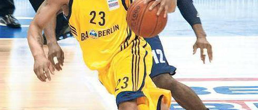 Einen Schritt voraus. Albas McElroy lässt Bremerhaven und Martin hinter sich. Foto: Engler