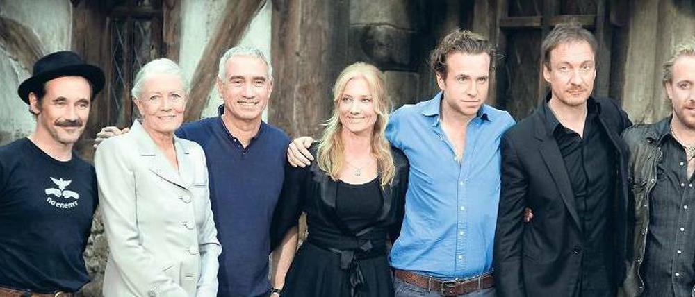 Gestatten, Filmteam. Mark Rylance, Vanessa Redgrave, Regisseur Roland Emmerich, Joely Richardson, Rafe Spall, David Thewlis, Rhys Ifans am Set zu „Anonymous" am Set in Babelsberg. Foto: Davids/Darmer