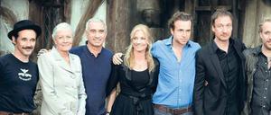 Gestatten, Filmteam. Mark Rylance, Vanessa Redgrave, Regisseur Roland Emmerich, Joely Richardson, Rafe Spall, David Thewlis, Rhys Ifans am Set zu „Anonymous" am Set in Babelsberg. Foto: Davids/Darmer