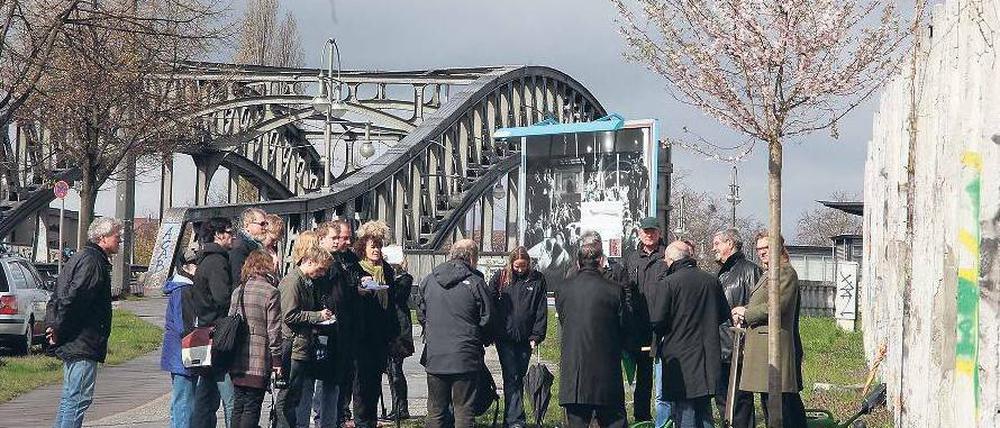 Der Erste. Kirschbäume sollen an der Bösebrücke eine Zeitleiste bilden, auf der sich Ereignisse am Abend des 9. Novembers ablesen lassen. Foto: Peters / Simulation: promo