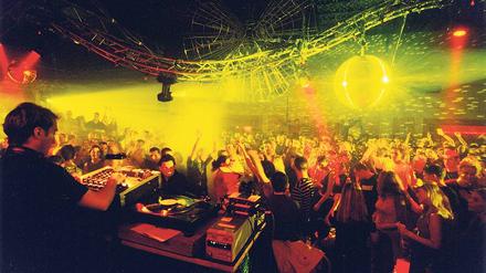 Lagerfeier. In der Kulturbrauerei in Prenzlauer Berg wird heute Abend auf acht Tanzflächen gefeiert. Wer vom Pop-Rock im Maschinenhaus genug hat, geht einfach rüber in den Soda Club und tanzt zu Funk und Soul. Oder guckt sich im Innenhof die Akrobaten an. 