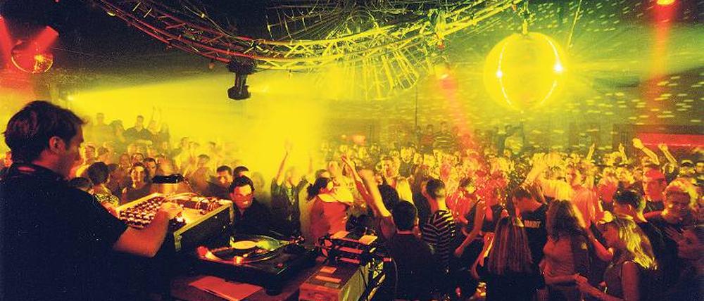 Lagerfeier. In der Kulturbrauerei in Prenzlauer Berg wird heute Abend auf acht Tanzflächen gefeiert. Wer vom Pop-Rock im Maschinenhaus genug hat, geht einfach rüber in den Soda Club und tanzt zu Funk und Soul. Oder guckt sich im Innenhof die Akrobaten an. 