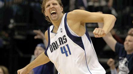 Unnachahmlich. Dirk Nowitzki bejubelt zwei seiner insgesamt 36 Punkte gegen San Antonio.