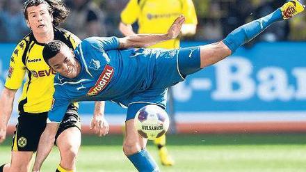 Fast gefallen. Nur mit Glück und Geschick kam Hoffenheim (vorn: Luiz Gustavo) in Dortmund nicht ins Stolpern.