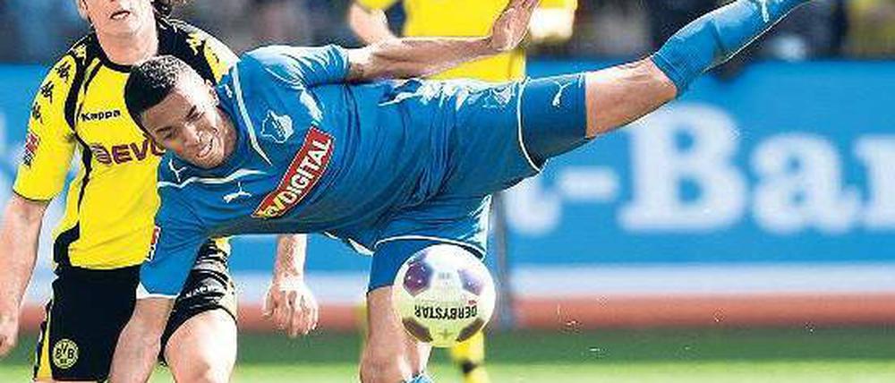 Fast gefallen. Nur mit Glück und Geschick kam Hoffenheim (vorn: Luiz Gustavo) in Dortmund nicht ins Stolpern.