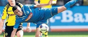 Fast gefallen. Nur mit Glück und Geschick kam Hoffenheim (vorn: Luiz Gustavo) in Dortmund nicht ins Stolpern.