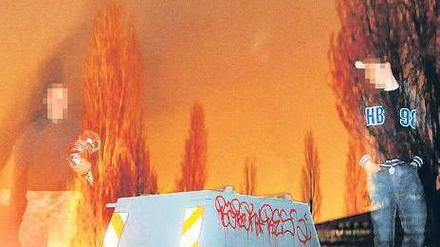 Nächtlicher Abenteuerspielplatz. Der Mauerpark wird zum Treffpunkt vieler Jugendlicher. Die partyähnlichen Treffen werden oft auch im Internet angekündigt. Dazu kommt ein Laufpublikum, dem die Szenebars in Prenzlauer Berg zu teuer sind. Foto: David Heerde