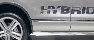 Auch in Hybridautos, die Verbrennungs- und Elektromotoren verbinden, arbeiten Hochleistungsbatterien. Schrauber, die ihren Wagen selbst reparieren, begeben sich in Lebensgefahr.