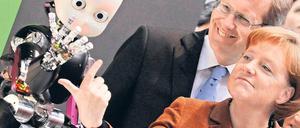 Einfache Rechnung. Bundeskanzlerin Merkel testet auf der Hannover Messe einen Roboter am italienischen Stand. 