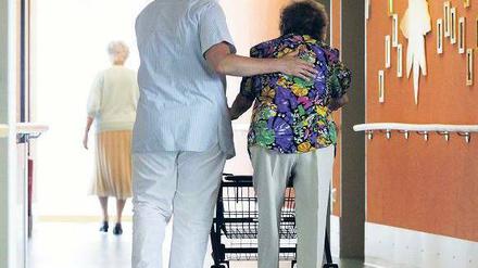 Gegen Lohndumping. Manche Pflege-Mitarbeiter bekommen nun mehr. Foto: ddp