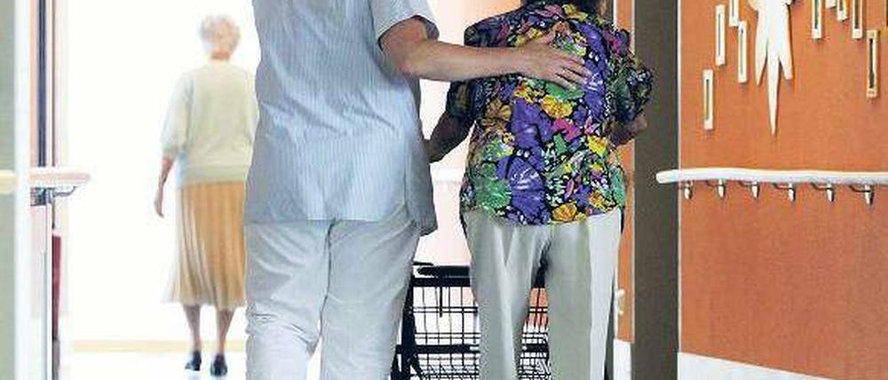 Gegen Lohndumping. Manche Pflege-Mitarbeiter bekommen nun mehr. Foto: ddp