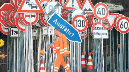 Auf neuen Wegen. Von den geplanten Straßen (gestrichelt) gilt bisher nur die Spreebrücke der Süd-Ost-Verbindung als gesichert. Noch 2010 soll die Baugenehmigung vorliegen.