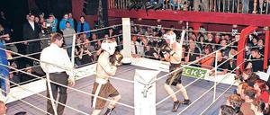 Tänzeln unter der Diskokugel. Ambitionierte Amateure kämpfen im Festsaal Kreuzberg. 