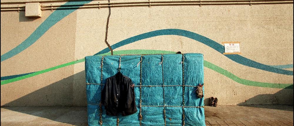 03 00 2002. Homeless people of the Sumida river, Tokyo.