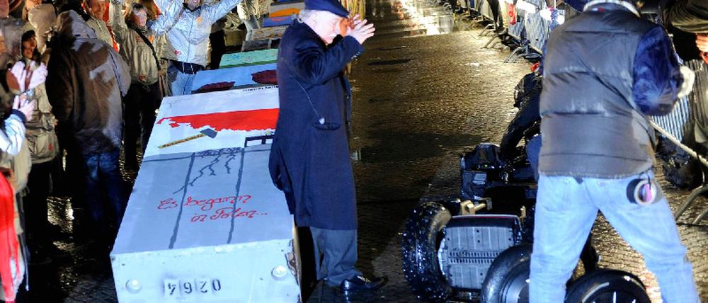 Walesa hat sich beim Mauerfall-Jubilaeum in Berlin ernsthaft verletzt